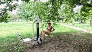 Passeggiata esibizionista italiana nuda al parco