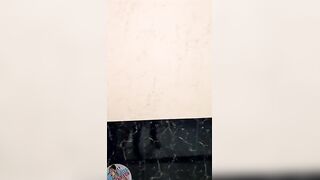 Biondina tette perfette si tocca in doccia OF