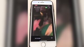 In videochiamata con amiche troie