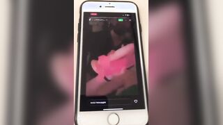 In videochiamata con amiche troie