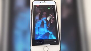 In videochiamata con amiche troie