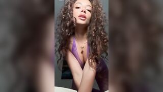 Ragazza riccia italiana in intimo si masturba OF