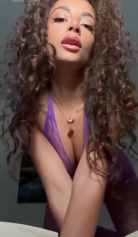 Ragazza riccia italiana in intimo si masturba OF