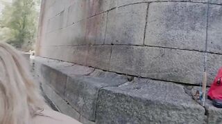 Fidanzata fa un pompino al fiume al suo compagno