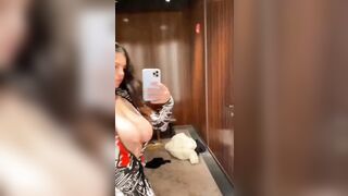 Selfie Matilde che fa ballare le tettone