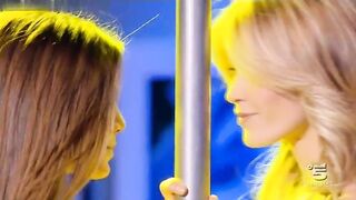 Nina Senicar e Elena Santarelli ballano la pole dance