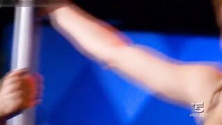 Nina Senicar e Elena Santarelli ballano la pole dance