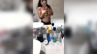 Fabiana mostra le tette..