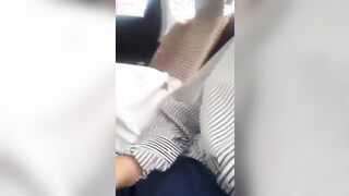 Mi tocco la fica in macchina con mio cognato che guida