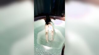 Amandha Fox nell'idromassaggio che fica