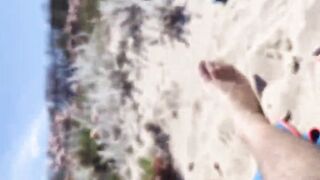 Moglie porca mi succhia il cazzo in spiaggia in vacanza