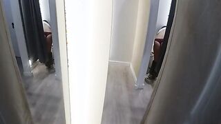 Si sega in camerino davanti a mamma e figlia guardone