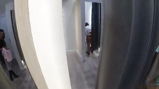 Si sega in camerino davanti a mamma e figlia guardone