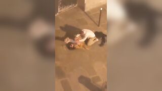 Incredibile sesso in strada davanti ai passanti