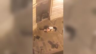 Incredibile sesso in strada davanti ai passanti