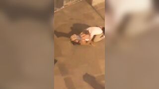 Incredibile sesso in strada davanti ai passanti