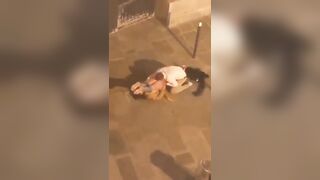 Incredibile sesso in strada davanti ai passanti