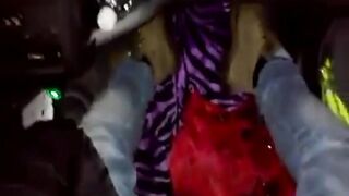 Le spinge la testa sul cazzo in macchina