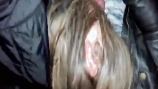 Le spinge la testa sul cazzo in macchina