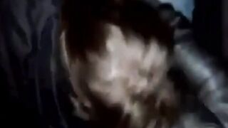 Le spinge la testa sul cazzo in macchina