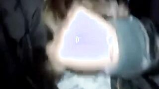 Le spinge la testa sul cazzo in macchina