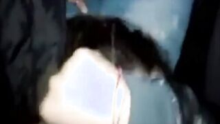 Le spinge la testa sul cazzo in macchina