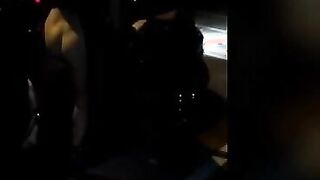 Esibizionista si masturba per strada