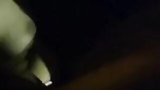 Eccita il taxista Uber spogliandosi in macchina