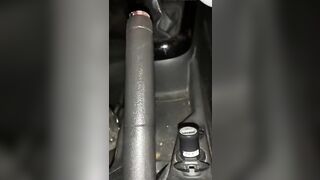 Moglie italiana col cambio della macchina