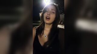 La fa venire in pubblico a Milano