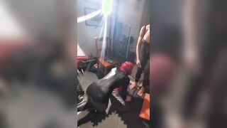 Schiava lecca i piedi alla sua mistress