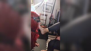 Schiava lecca i piedi alla sua mistress