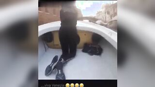 Turista esibizionista in gola flash culo