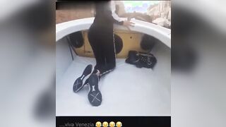 Turista esibizionista in gola flash culo