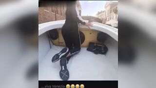 Turista esibizionista in gola flash culo