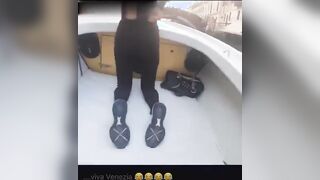 Turista esibizionista in gola flash culo