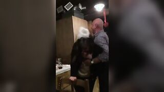 Ragazza veneta si fa ciucciare le tette da anziano