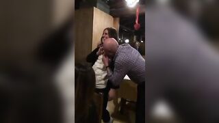 Ragazza veneta si fa ciucciare le tette da anziano