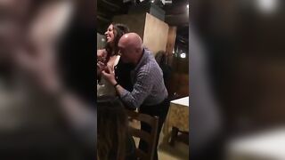 Ragazza veneta si fa ciucciare le tette da anziano