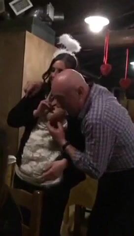 Ragazza veneta si fa ciucciare le tette da anziano