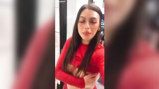 Italiana ubriaca senza reggiseno cacciata dall'autogrill
