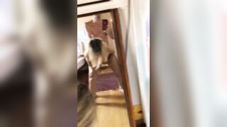 Si fa riprendere mentre la scopa