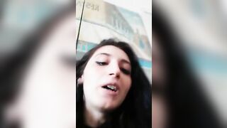 Fidanzata italiana ripresa che sega il suo ragazzo