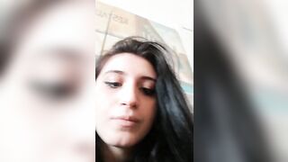 Fidanzata italiana ripresa che sega il suo ragazzo