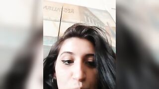 Fidanzata italiana ripresa che sega il suo ragazzo