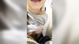 Amica nel bagno del ristorante