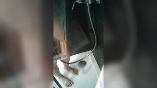 Mia moglie Selena ripresa sotto la doccia