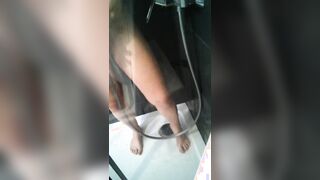 Mia moglie Selena ripresa sotto la doccia