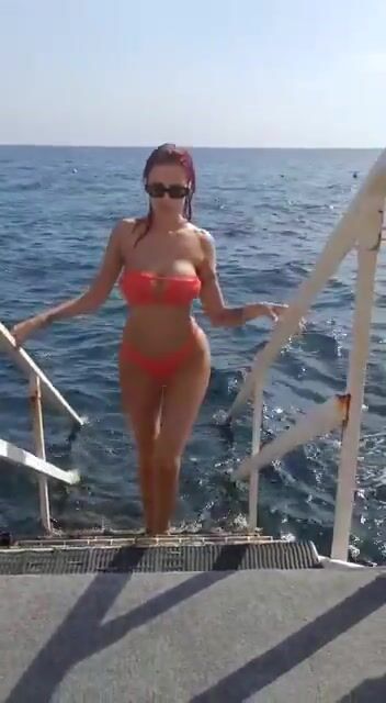 La bellissima Diva Del Tubo in bikini
