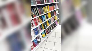 Flash culo Milf italiana in libreria